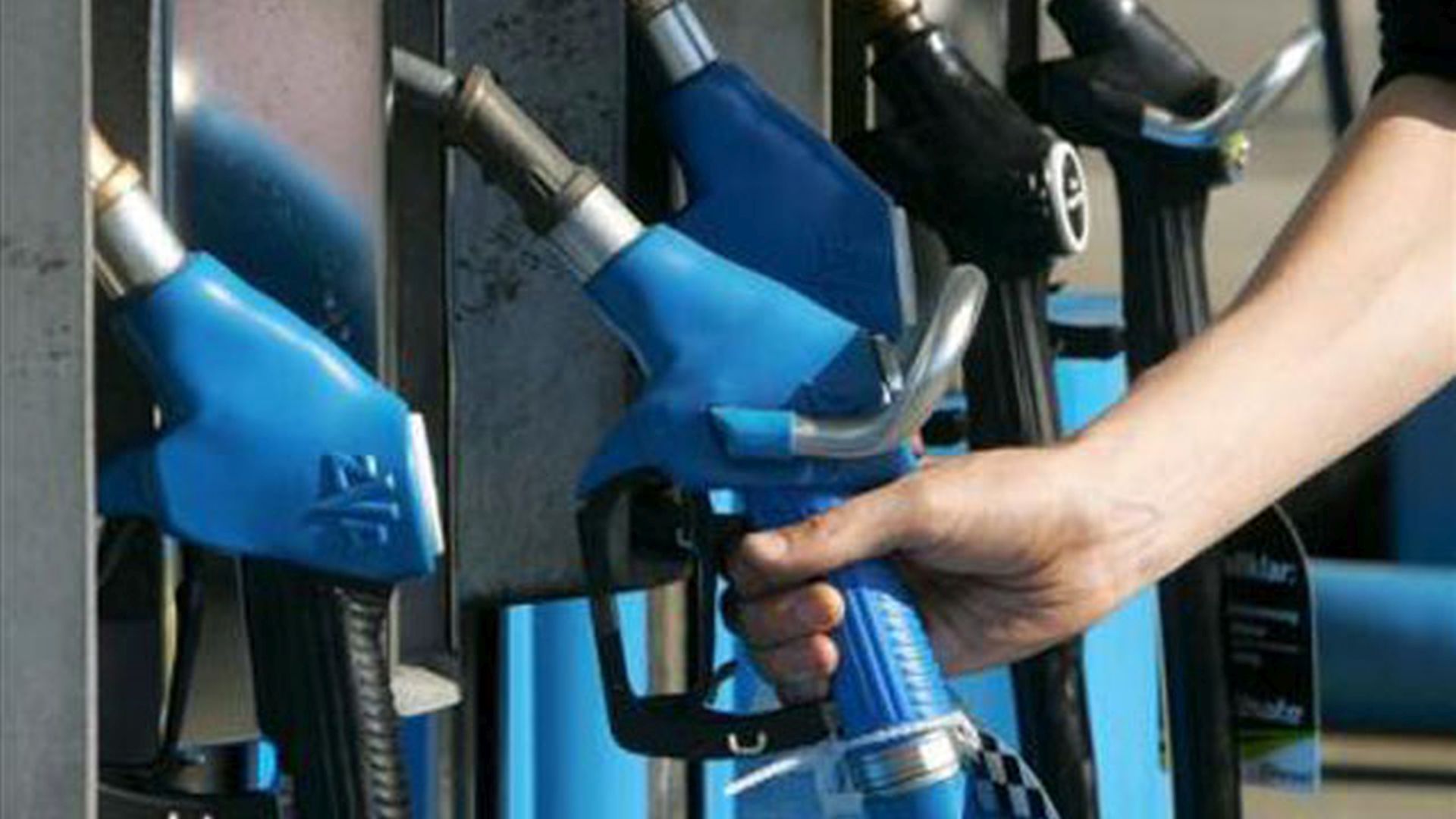 Aumentan 4,5% los combustibles en todo el país