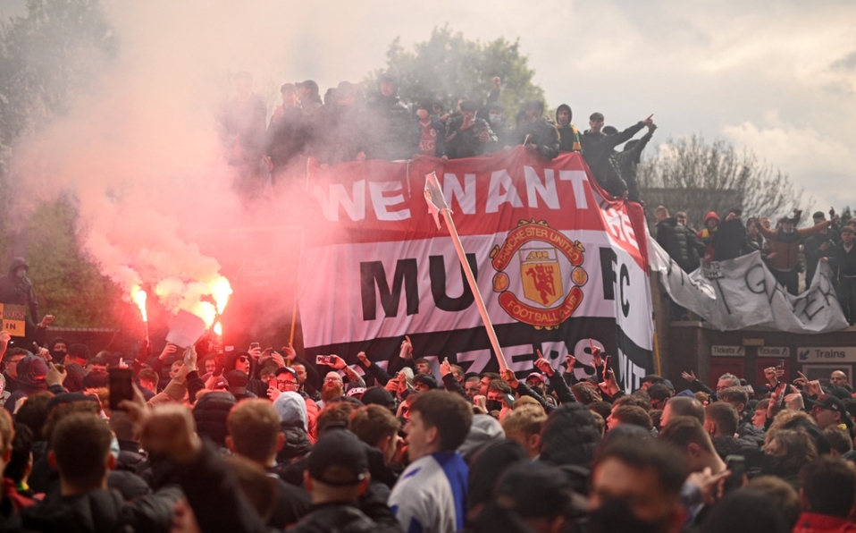 La rebelión del hincha: suspenden Manchester United-Liverpool por invasión de campo