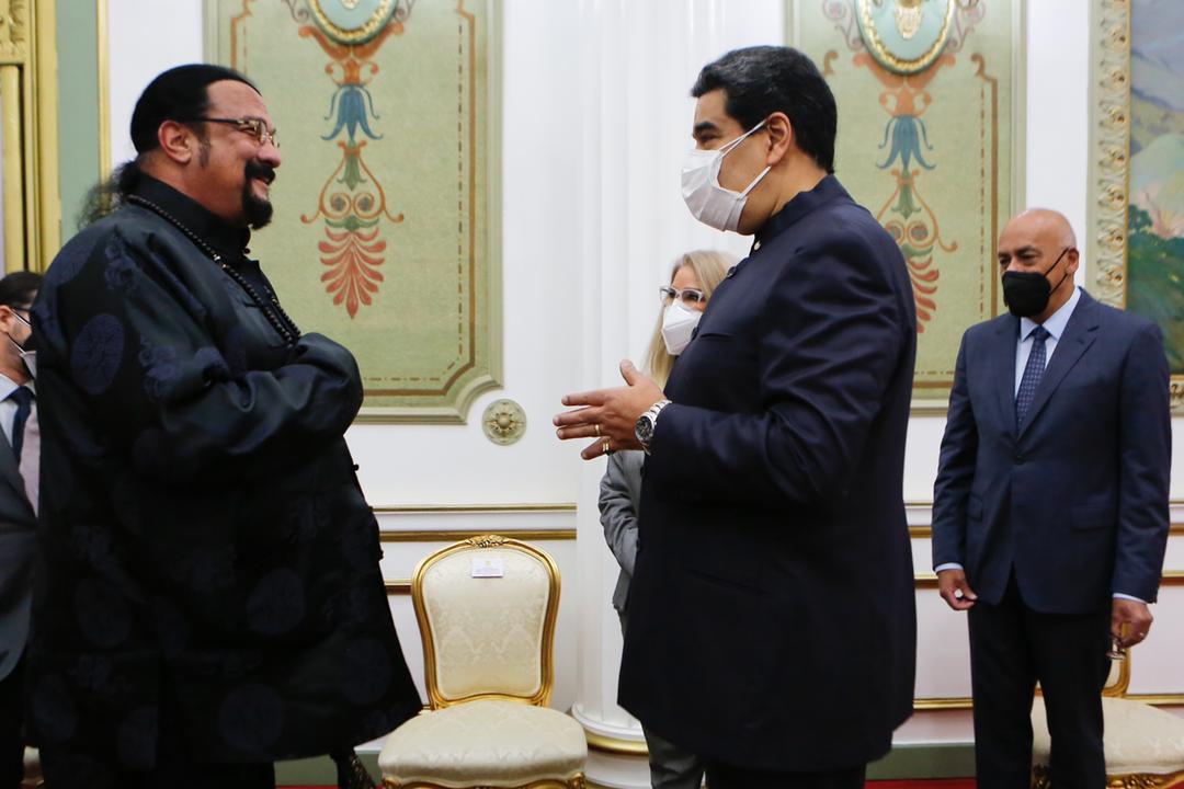 Steven Seagal visitó a Maduro en Venezuela y le regaló una espada samurái