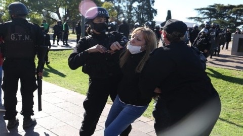 Rosario: tensión e incidentes entre la policía y manifestantes en el Monumento a la Bandera