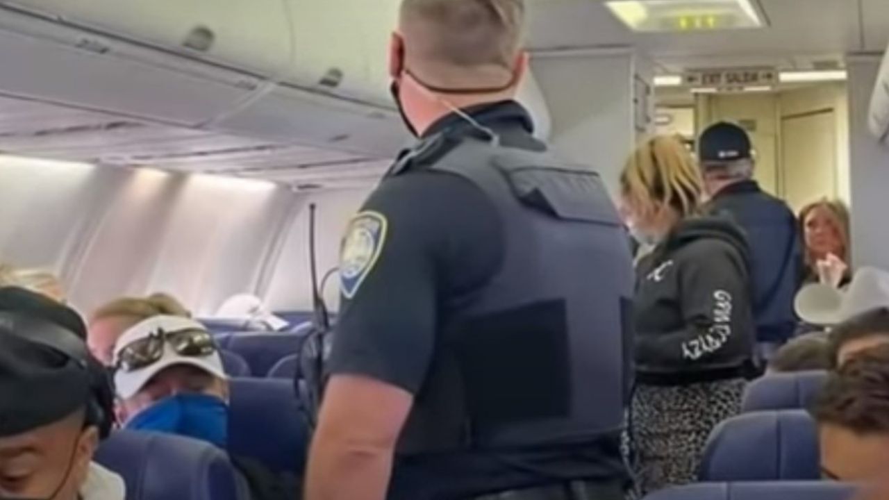 Una pasajera le dio una golpiza una azafata y le prohibieron viajar de por vida