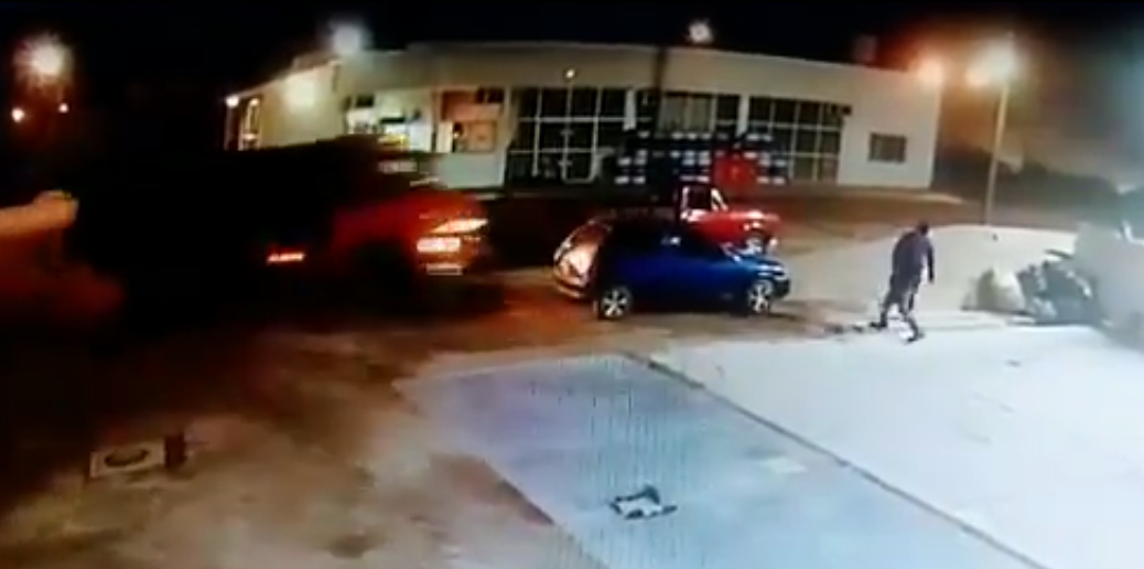 Video: camionero chocó el auto del novio de su expareja
