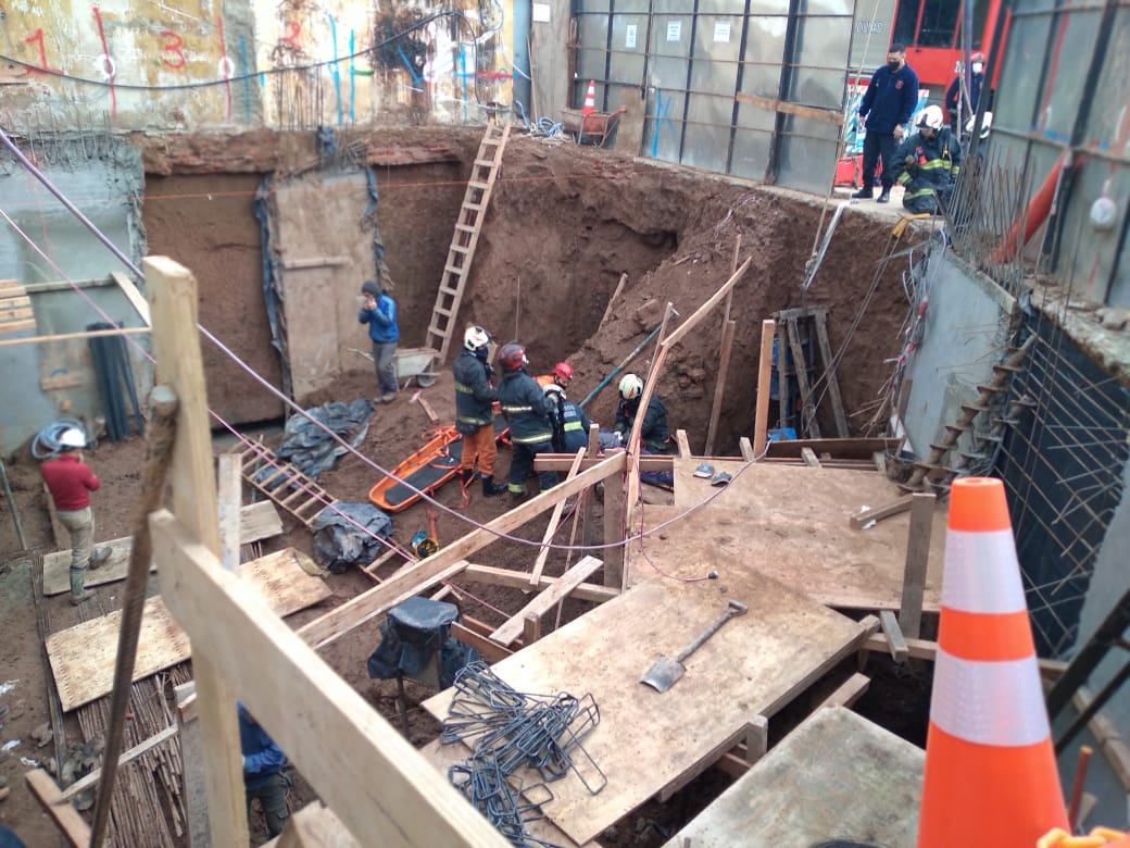 Palermo: dos obreros quedaron atrapados bajo los escombros en una obra en construcción