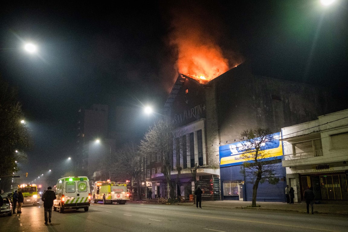 Videos: un incendio destruyó al ex cine San Martín de Mar del Plata