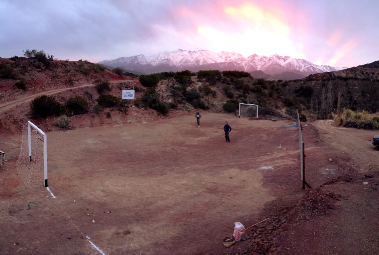 Construyeron un cancha en medio de las montañas con el nombre de Lionel Messi