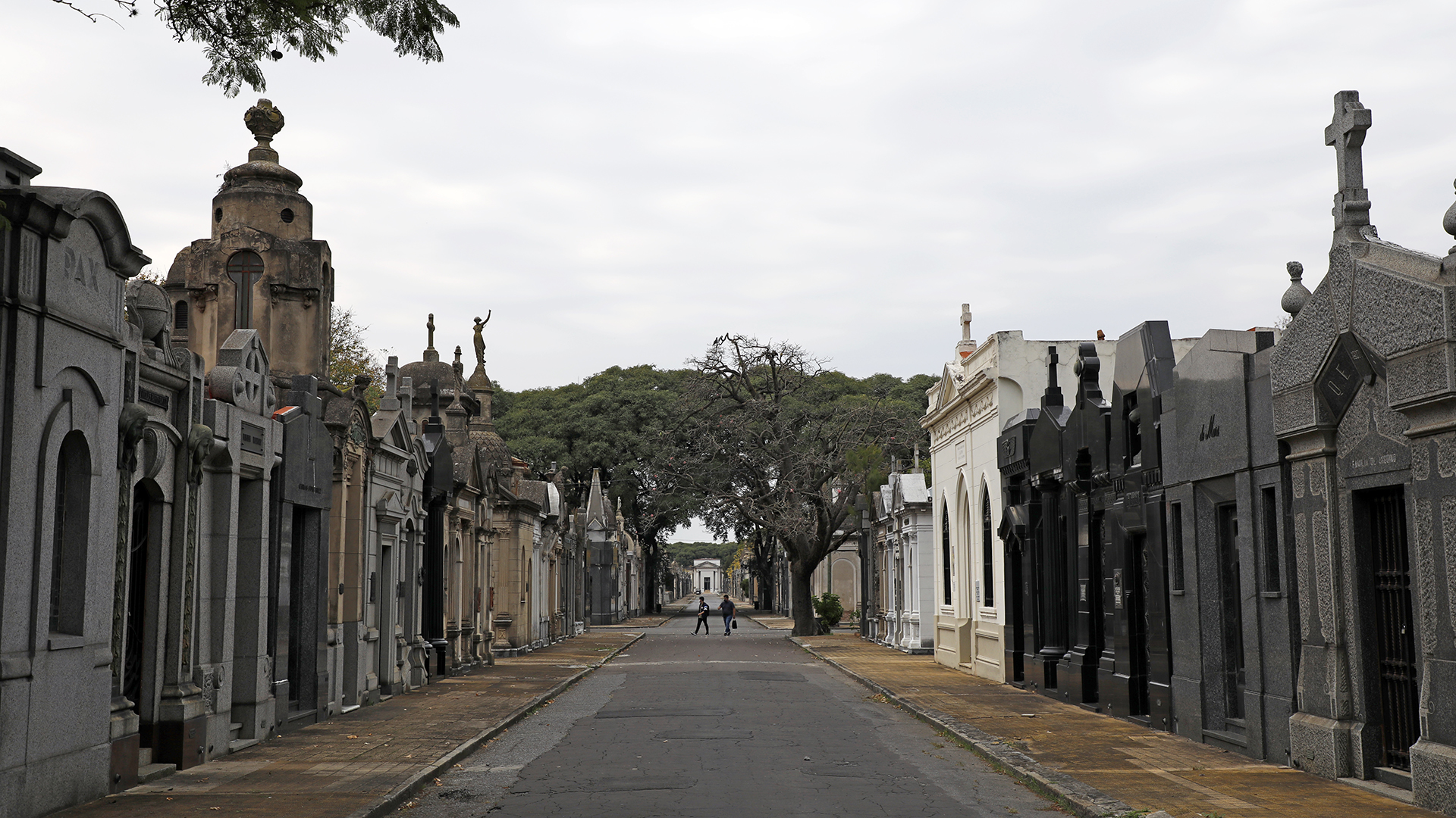 Video: cayeron los roba tumbas que quisieron llevarse 50 kilos de bronce del cementerio
