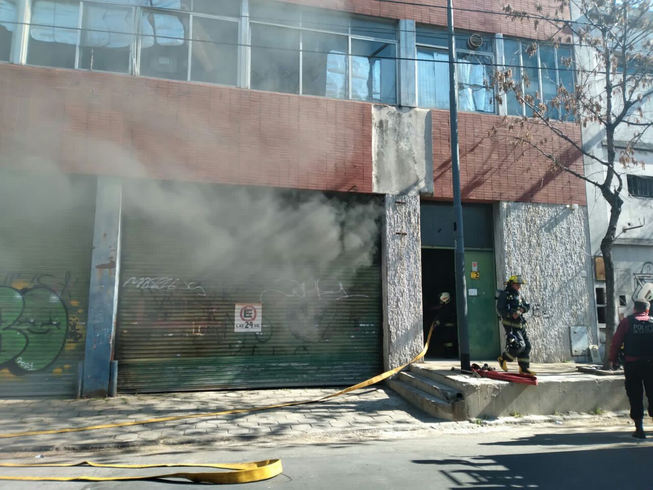 Barracas: peligro de derrumbe por el incendio en un depósito