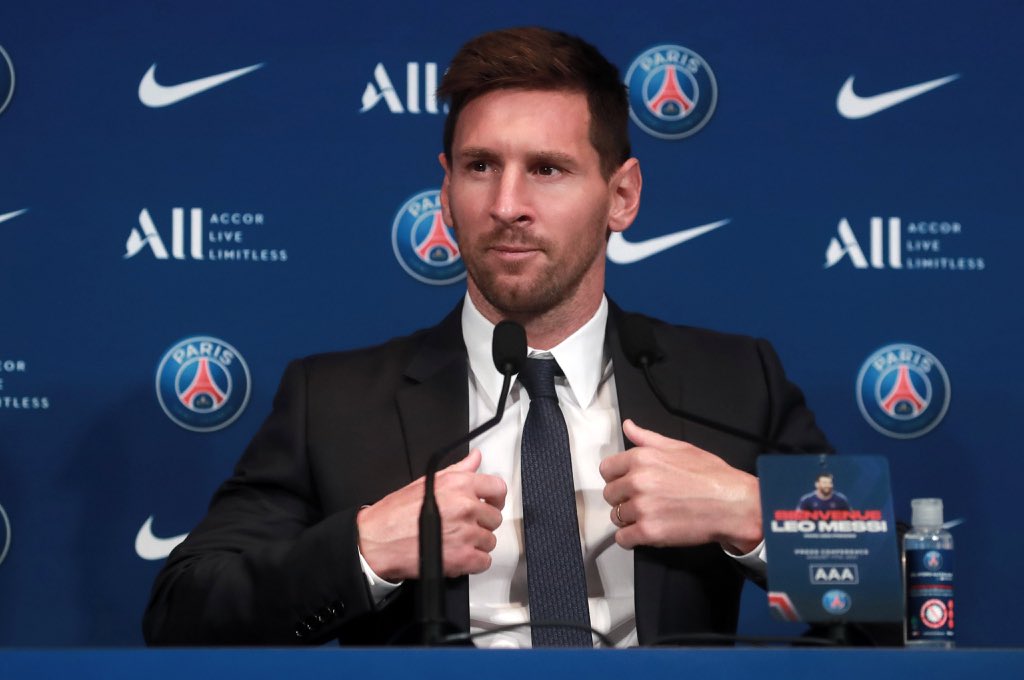 Impresionante recibimiento de los hinchas del PSG a Messi tras su presentación oficial