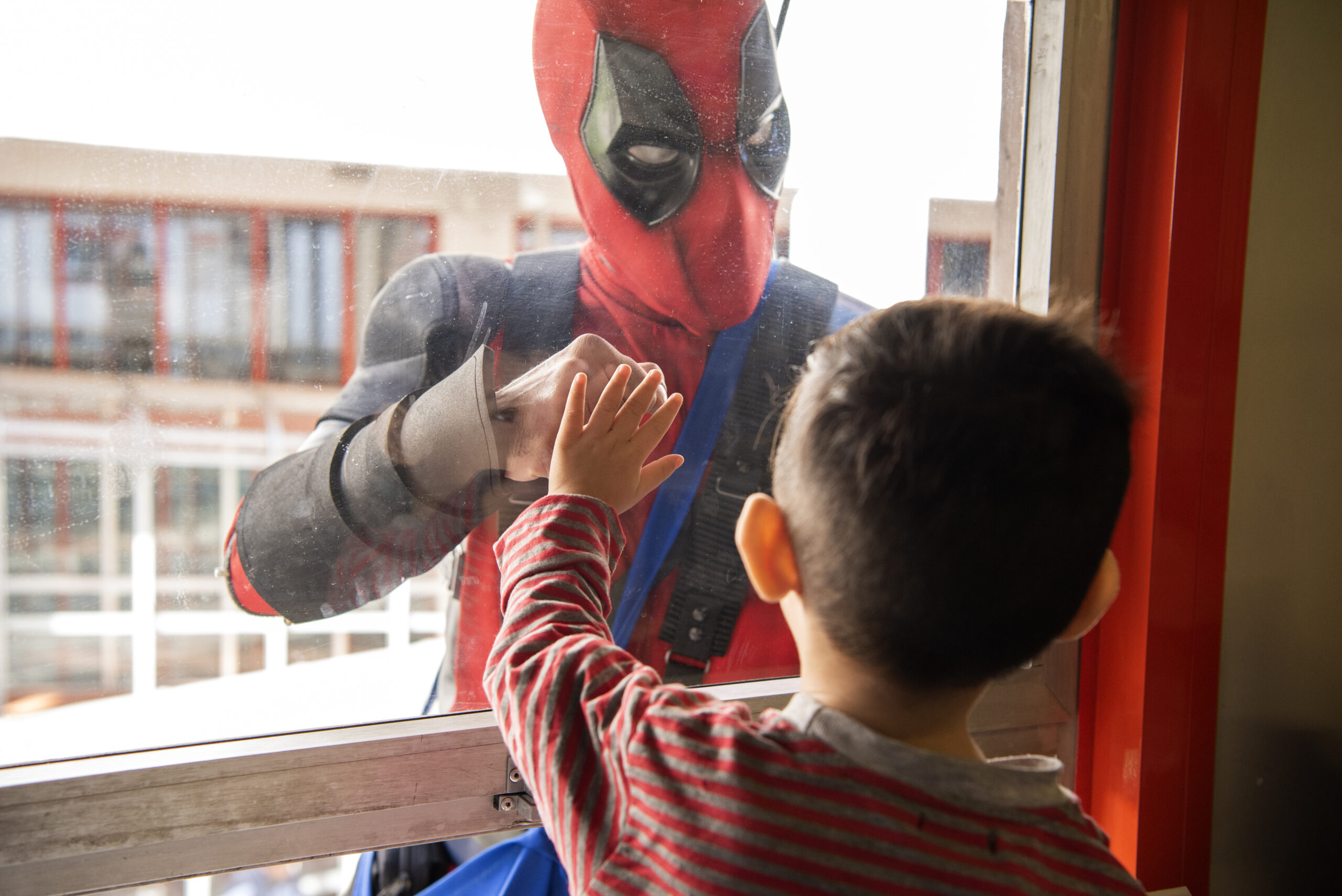 Las niñas y niños internados del Garrahan celebraron el Día de las Infancias junto a sus superhéroes favoritos