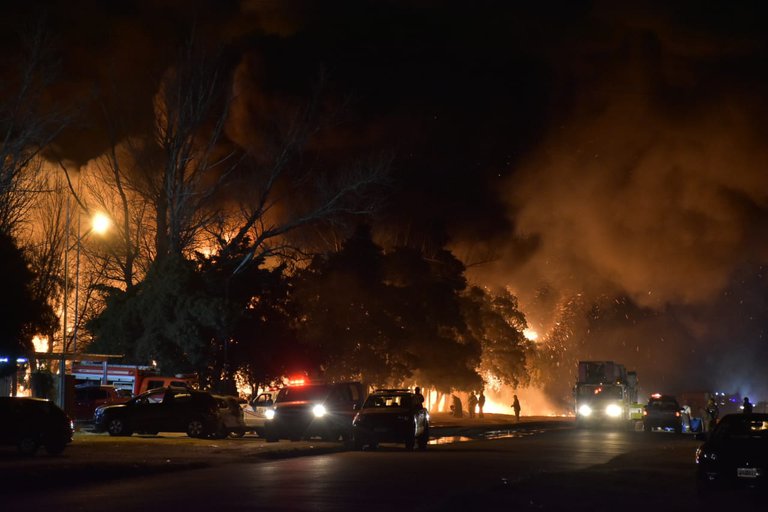 Videos: impactante incendio y explosión en una fábrica de San Luis