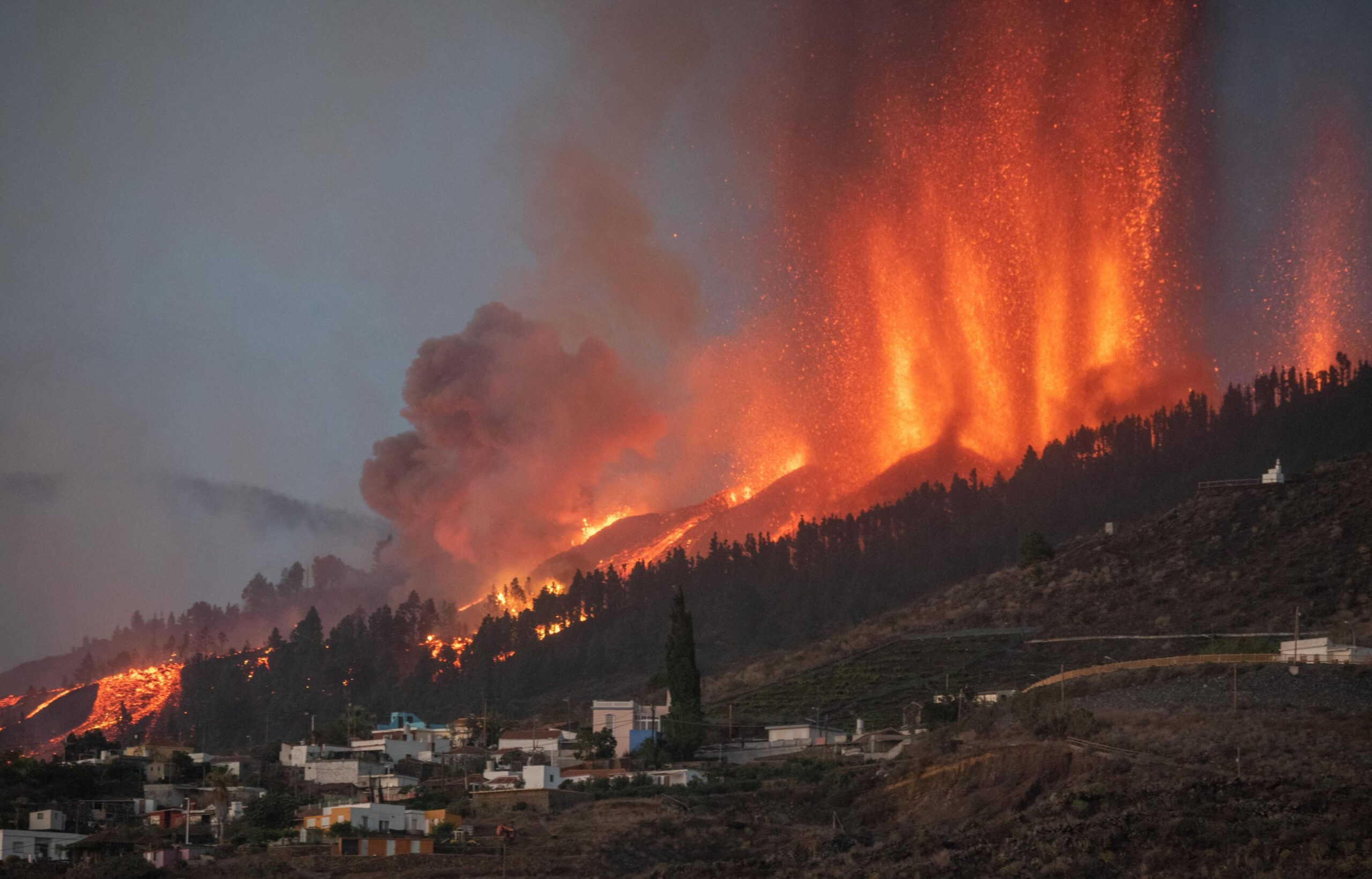 España: la lava del volcán avanza a 700 metros por hora arrasando casas y cultivos