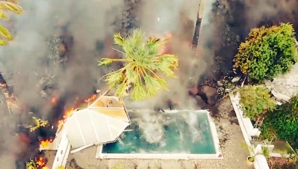 Video: en Islas Canarias, la lava sigue avanzando y se devora una pileta de natación