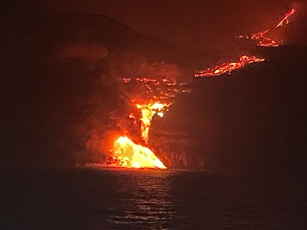 La lava del volcán de La Palma llega al mar