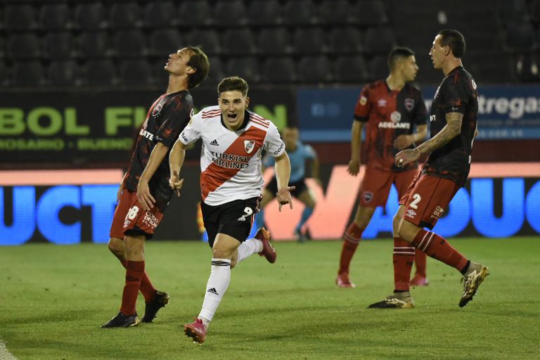 River goleó 4-1 a Newell’s en Rosario y se acercó a la punta del campeonato