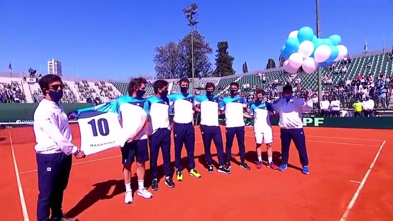 Sentido homenaje del equipo argentino de Copa Davis a Diego Maradona