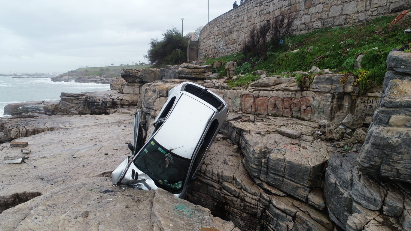 Milagro en Mar del Plata: un auto cayó en un acantilado y la conductora está ilesa