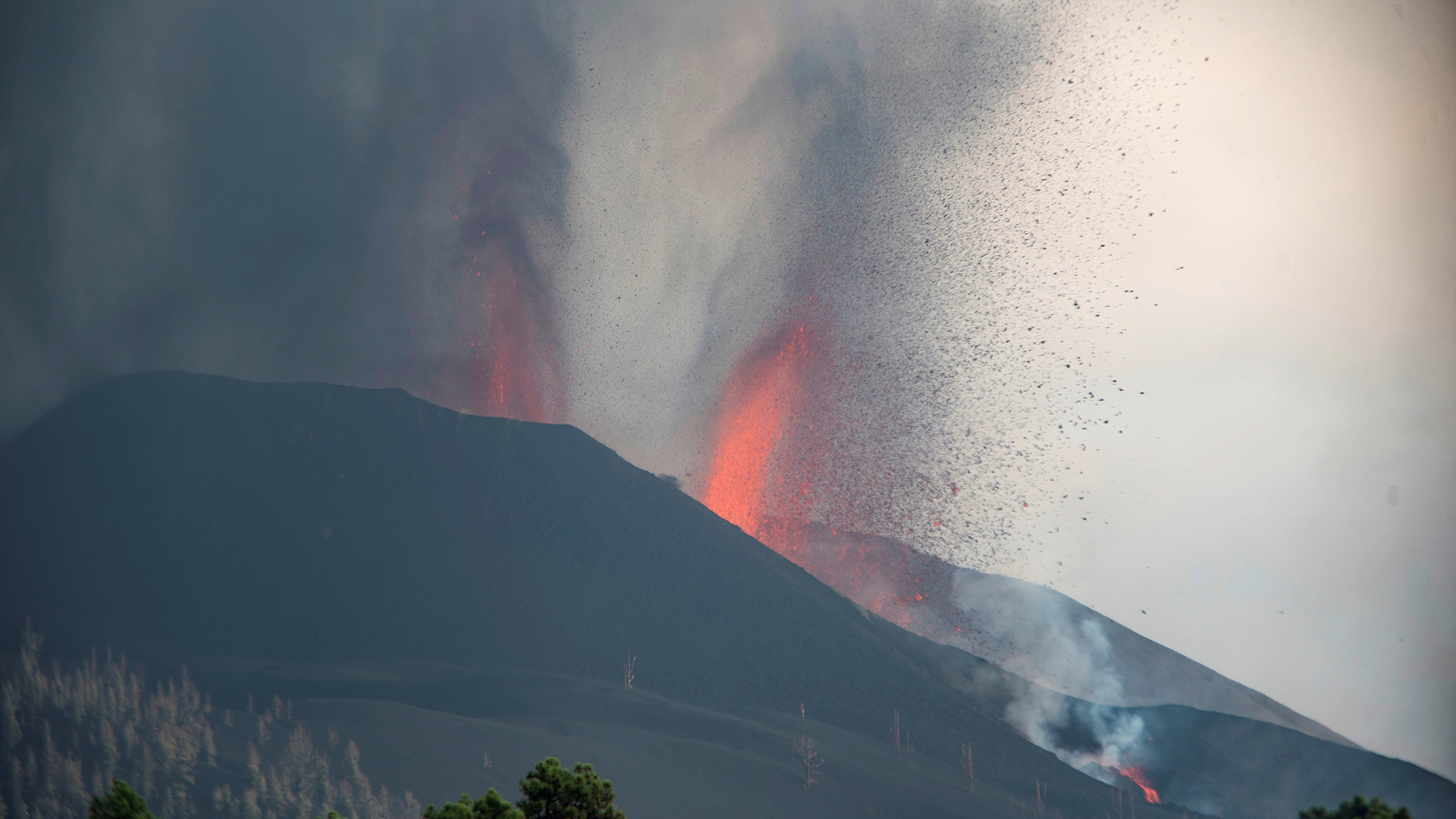 El volcán erupciona hace una semana, sigue activo y hay 6.200 evacuados