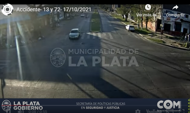Video: un automovilista pasó el semáforo en rojo y revoleó a una moto