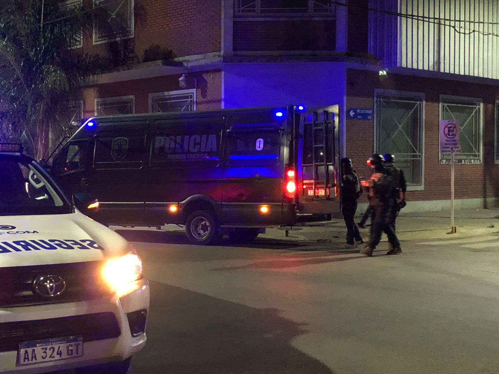 Toma de rehenes: abatieron al secuestrador, el rehén también murió y hay 3 policías heridos