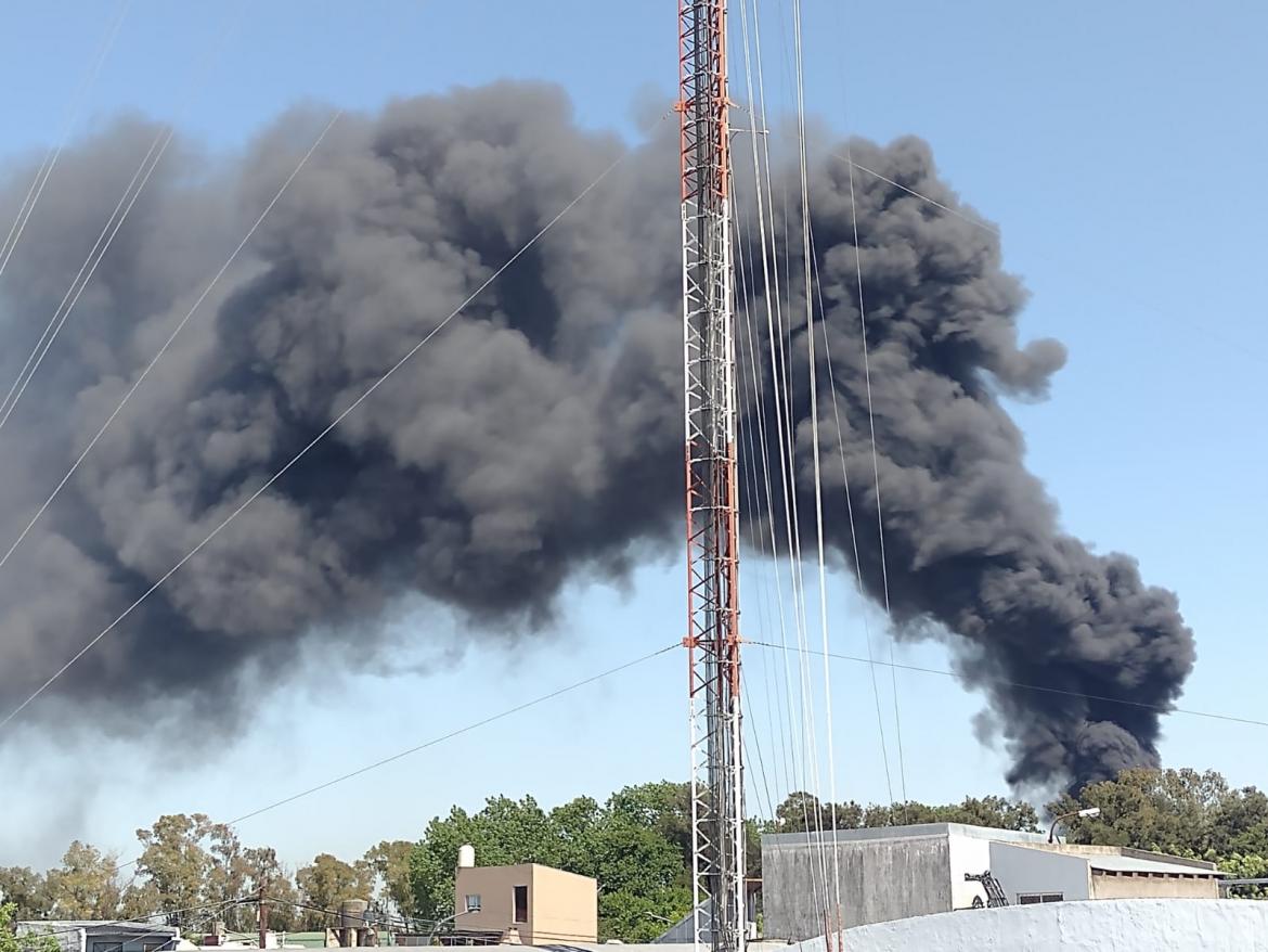 Incendio en una fábrica de solventes en Valentín Alsina: trabajan 5 dotaciones de bomberos