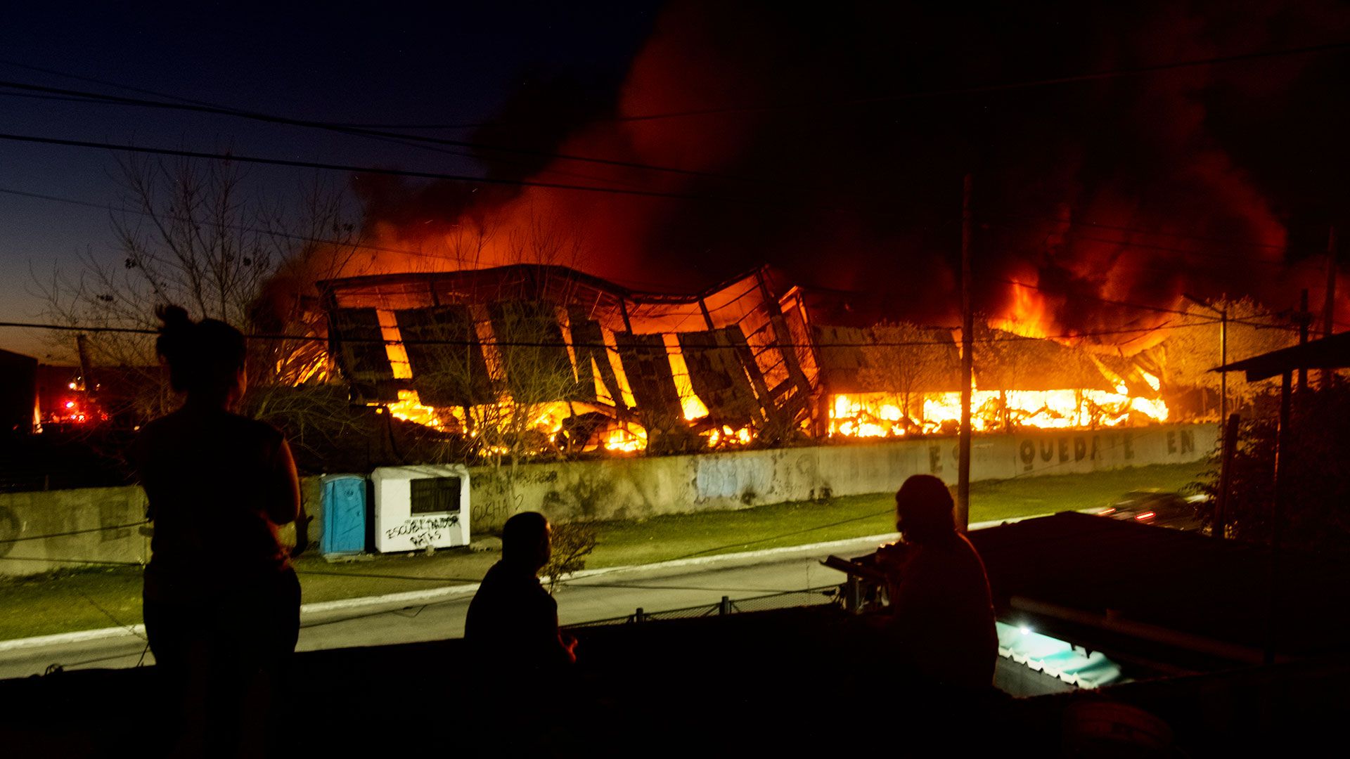 Videos: cómo empezó el furioso incendio en el Parque Industrial de Bernal Oeste