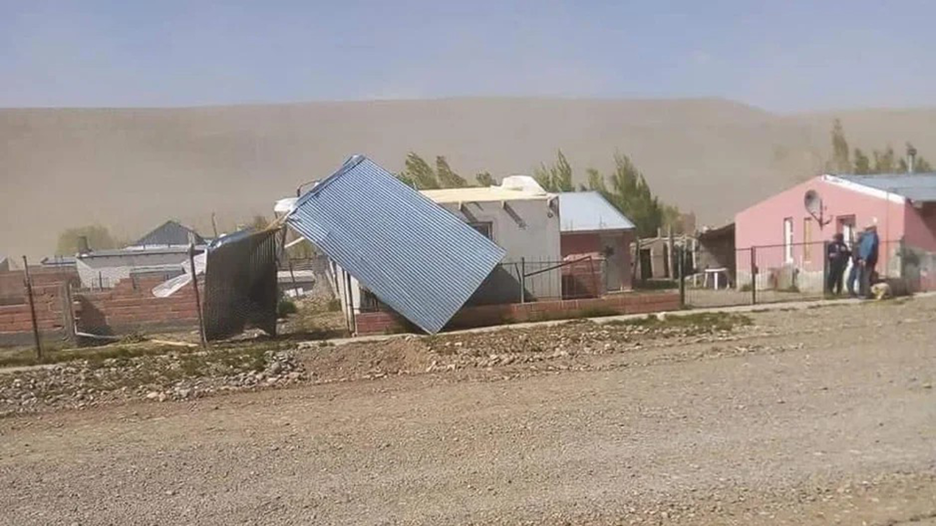 Comodoro Rivadavia: temporal de viento arrasó con árboles y techos de casas