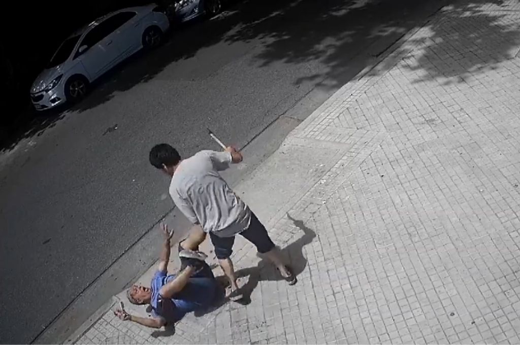 Video: brutal ataque con un hacha dejó un hombre herido en Rosario