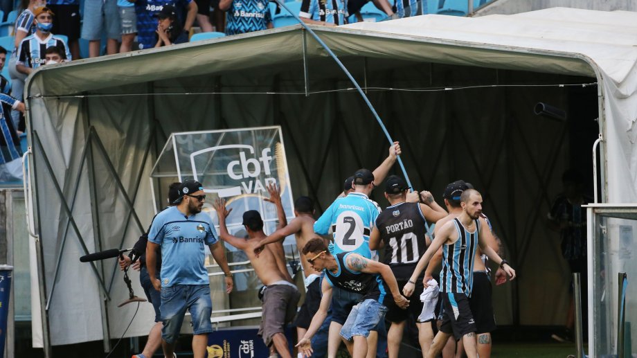 Hinchas de Gremio invadieron la cancha y destrozaron el VAR