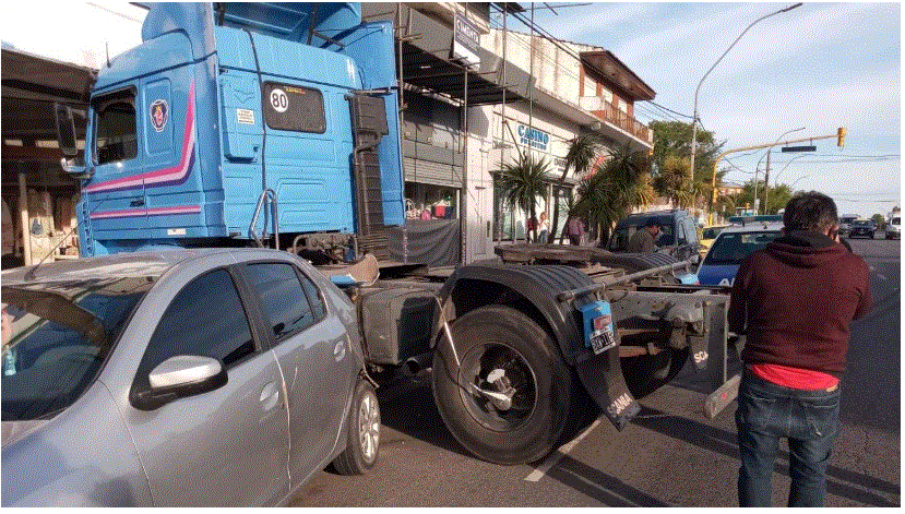 Mar del Plata: camión perdió el control en la avenida Juan B. Justo y destrozó cuatro autos