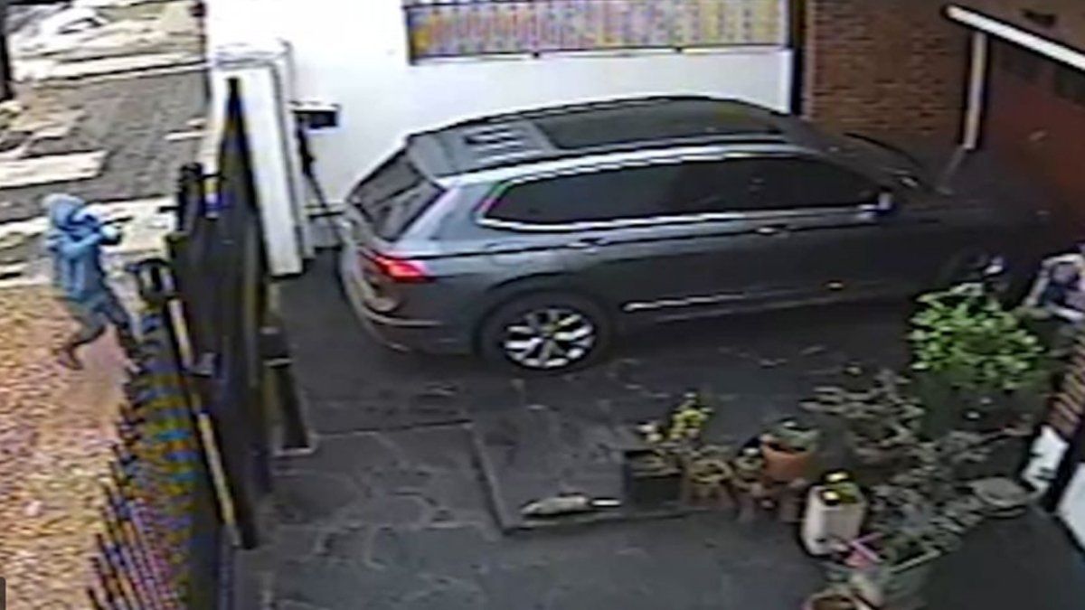 Videos: un sindicalista fue baleado en la puerta de su casa por un hombre encapuchado