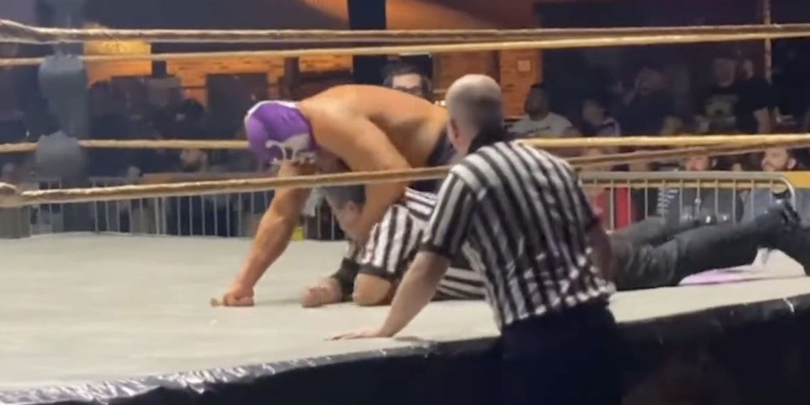 Video: un luchador apuñaló al árbitro en la cabeza tras una pelea