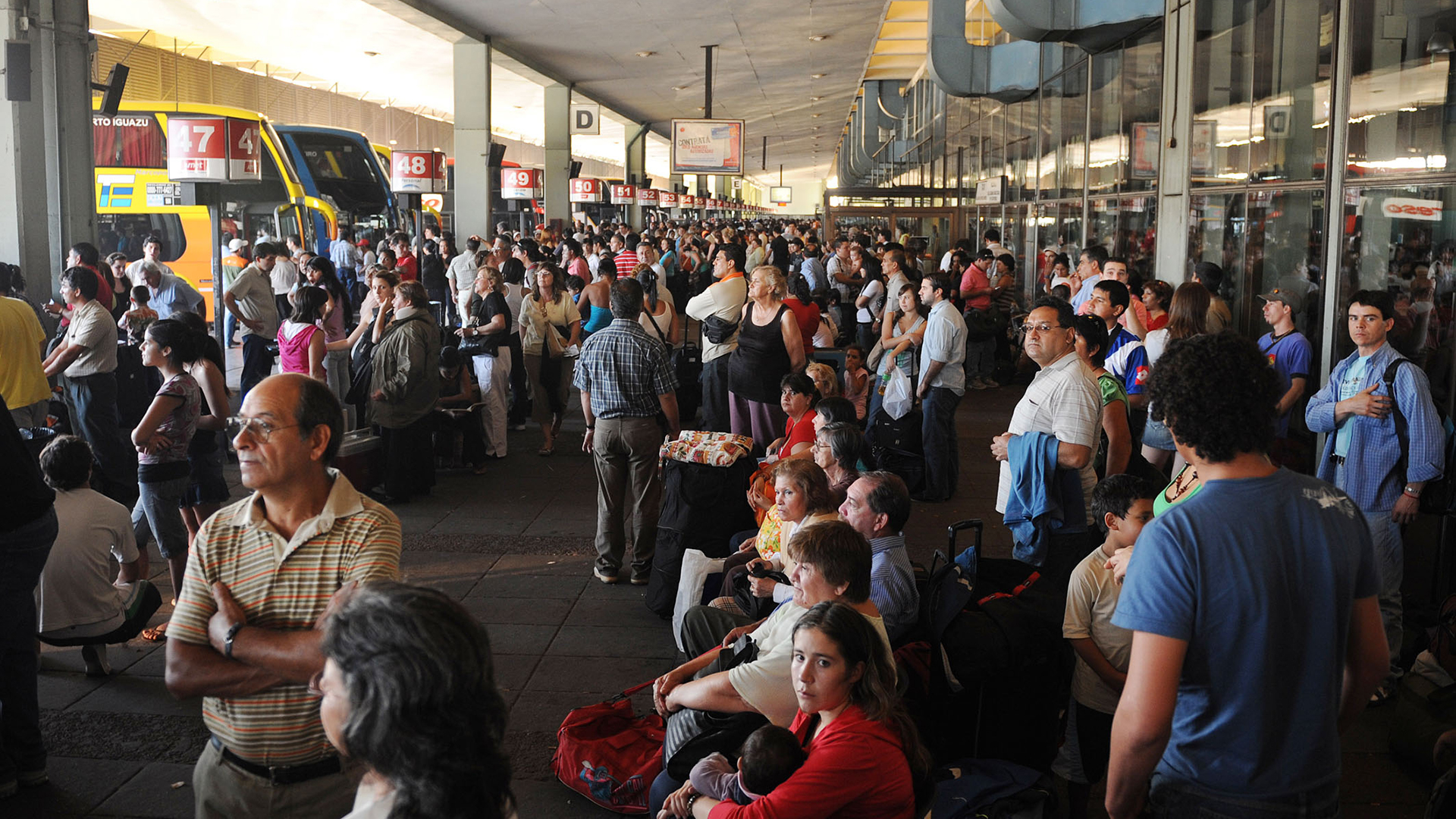 Tucumán: dos colectivos llegaron de Córdoba con más de 50 pasajeros contagiados de coronavirus