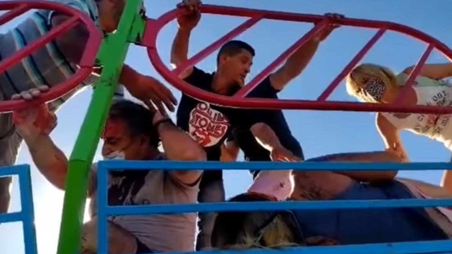 Videos: en un parque de diversiones de La Lucila descarriló el gusanito y hubo varios heridos