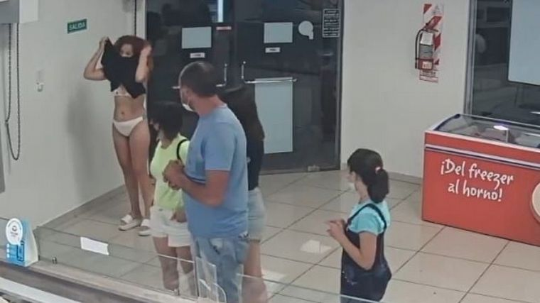 Video: se sacó el vestido para usarlo de barbijo y poder ingresar a una heladería