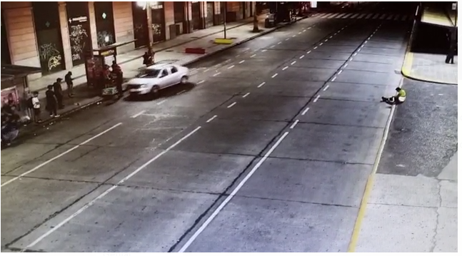 Video: manejaba borracho y atropelló a dos jóvenes que esperaban el colectivo
