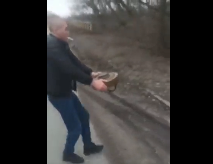 Video: un civil traslada una mina antipersonal a mano mientras fuma un cigarrillo en Ucrania
