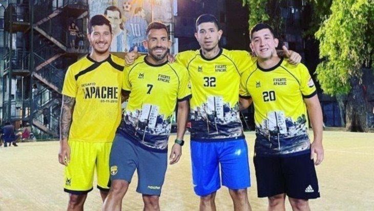 Video: Tevez volvió a jugar al fútbol en Fuerte Apache con sus hermanos y amigos￼