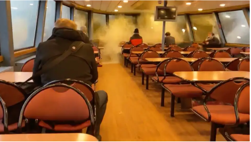 Video: el momento en que una ola gigante destruye las ventanas de un ferry en Alemania