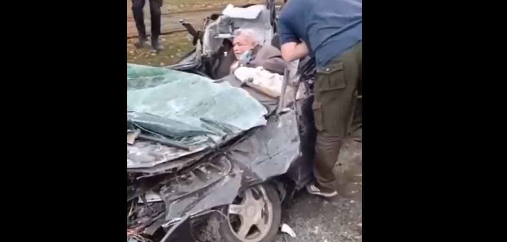 Video: un tanque pasa por encima de un coche y el conductor queda atrapado en las calles de Kiev