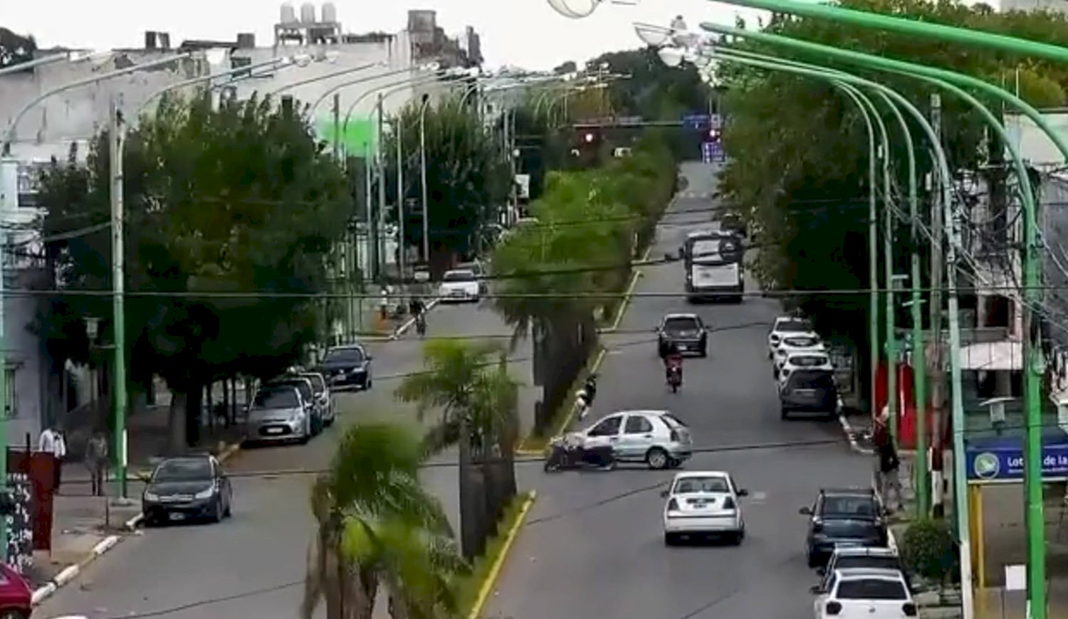 Ensenada: tras impactante accidente de tránsito, murió un motociclista que chocó contra un auto
