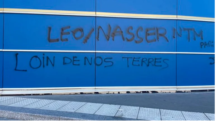 Tensión en PSG: el estadio amaneció con pintadas intimidantes tras los abucheos a Neymar y Messi