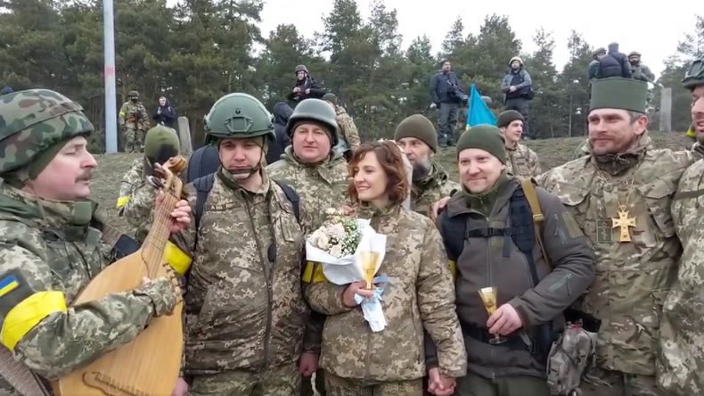 Video: dos soldados ucranianos se casaron en medio de la guerra
