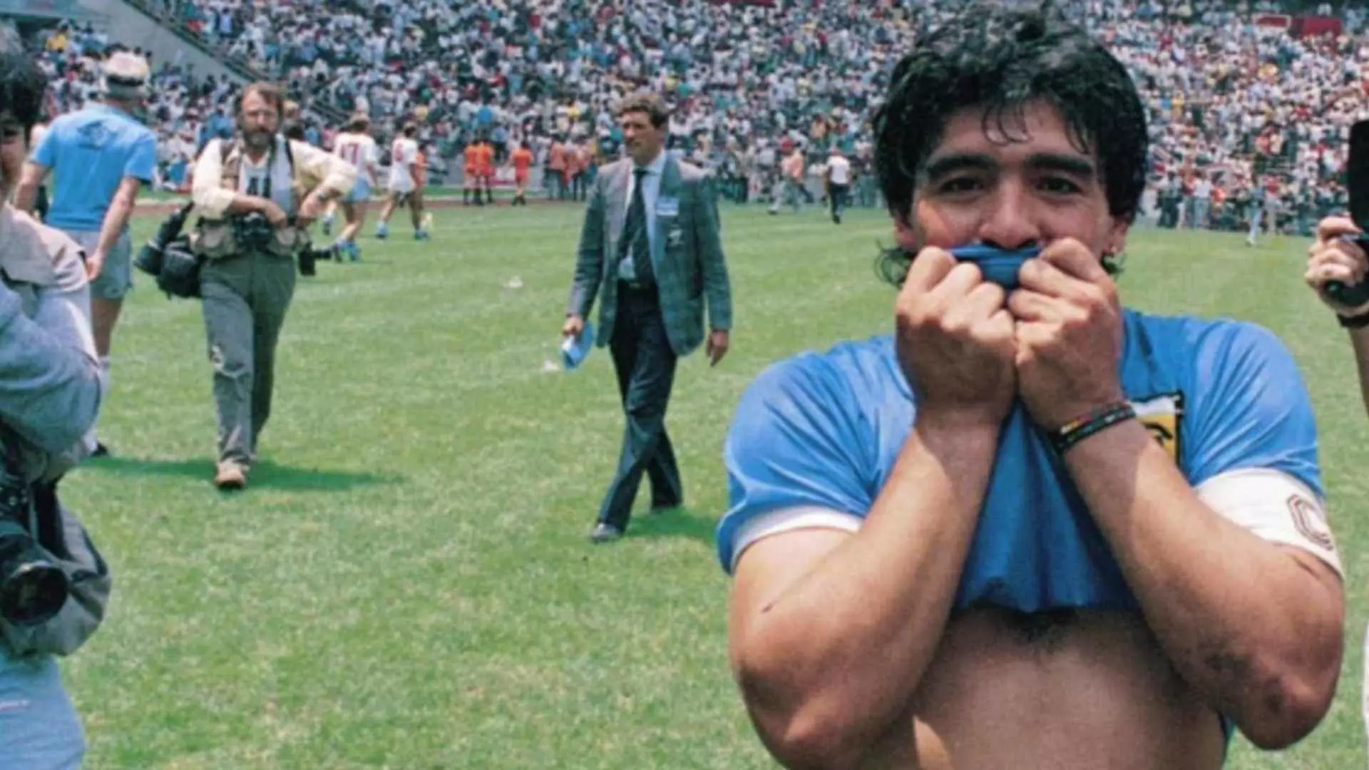 Subastan la camiseta con la que Diego Maradona le hizo los goles a los ingleses