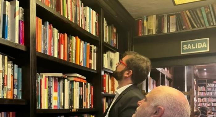 Gabriel Boric visitó una librería en Palermo y compró cinco libros