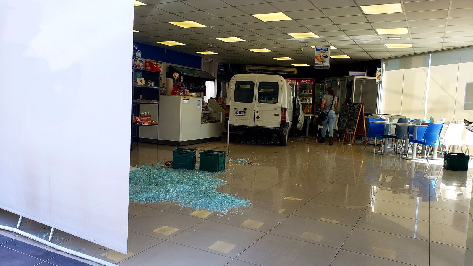 Córdoba: cargó nafta, arrancó el coche y terminó incrustado dentro de la estación de servicio