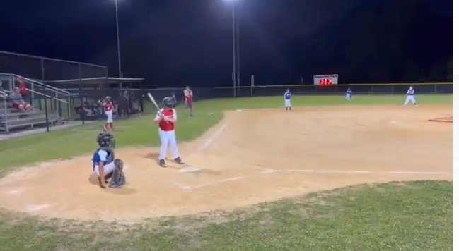 Video: tiroteo interrumpe juego de béisbol infantil en un área violenta de Estados Unidos