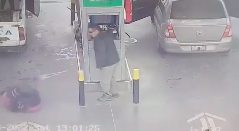 Video: un hombre noqueó al playero de un cabezazo porque no le cargaba nafta