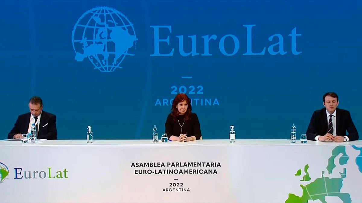 Cristina Kirchner: “Que te pongan una banda y te den un bastón no es tener poder”