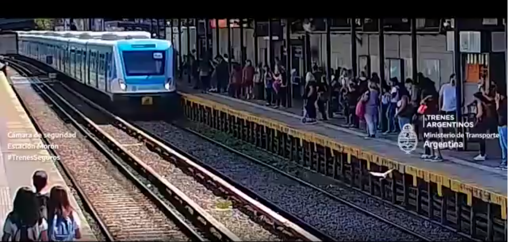 Una mujer intentó quitarse la vida en las vías del Tren Sarmiento y quedó debajo del vagón