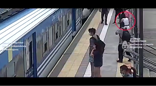 Una mujer se desmayó y cayó debajo de una formación de tren: se salvó de milagro